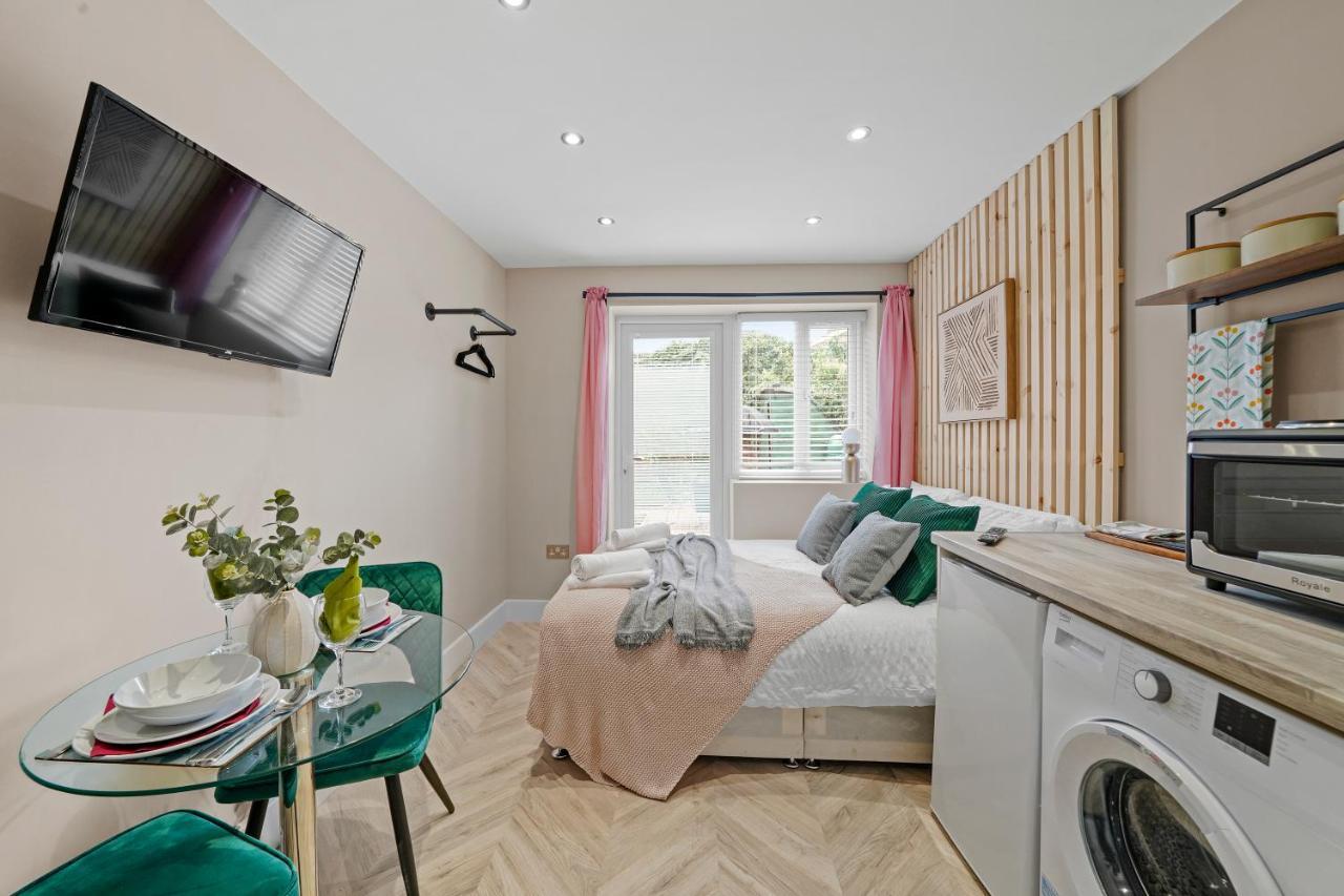Boutique Heathrow Studio'S - Parking - Garden Apartment Harmondsworth Bagian luar foto