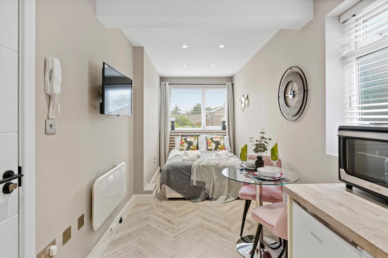 Boutique Heathrow Studio'S - Parking - Garden Apartment Harmondsworth Bagian luar foto