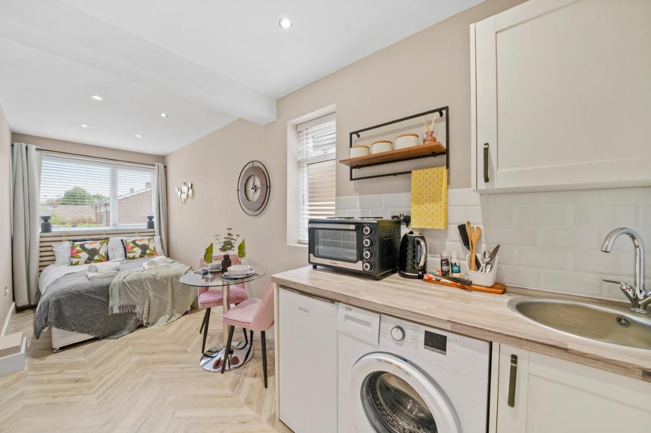 Boutique Heathrow Studio'S - Parking - Garden Apartment Harmondsworth Bagian luar foto