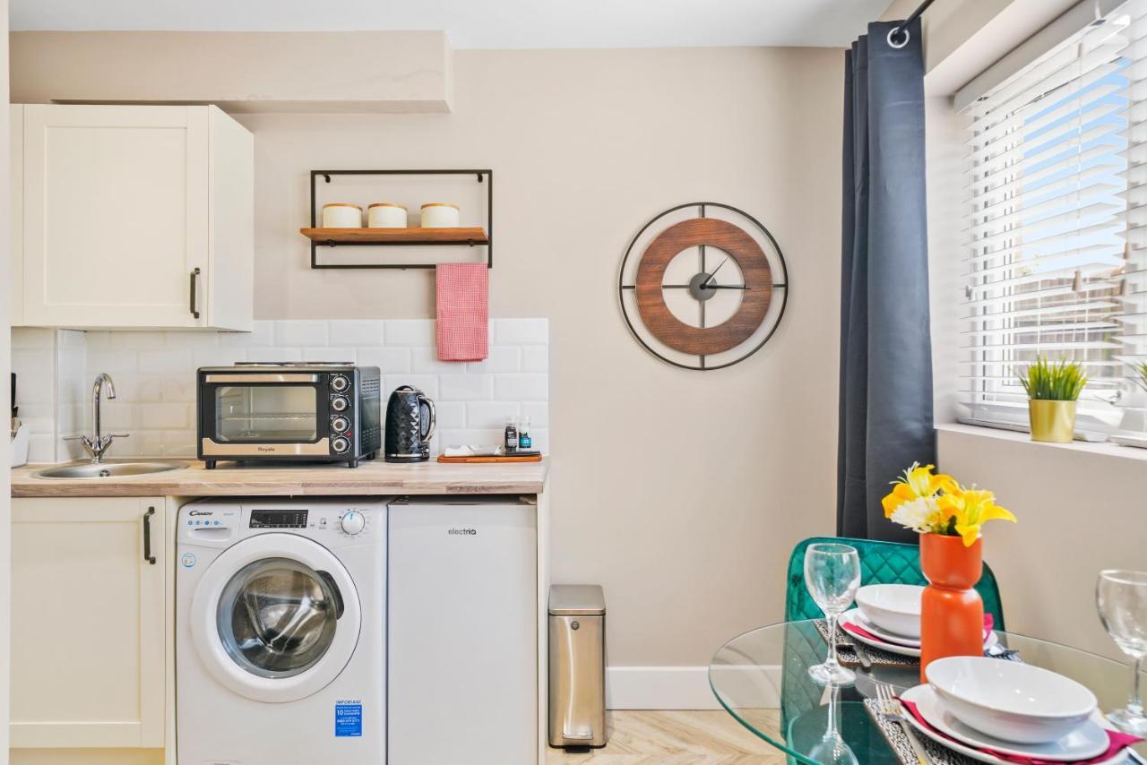 Boutique Heathrow Studio'S - Parking - Garden Apartment Harmondsworth Bagian luar foto