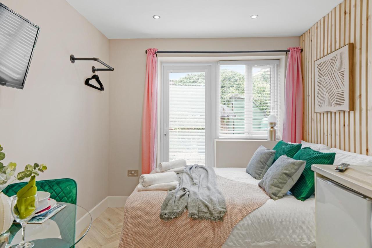 Boutique Heathrow Studio'S - Parking - Garden Apartment Harmondsworth Bagian luar foto