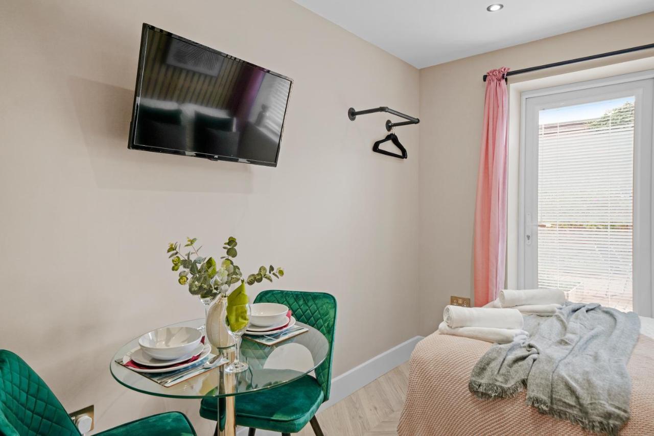 Boutique Heathrow Studio'S - Parking - Garden Apartment Harmondsworth Bagian luar foto