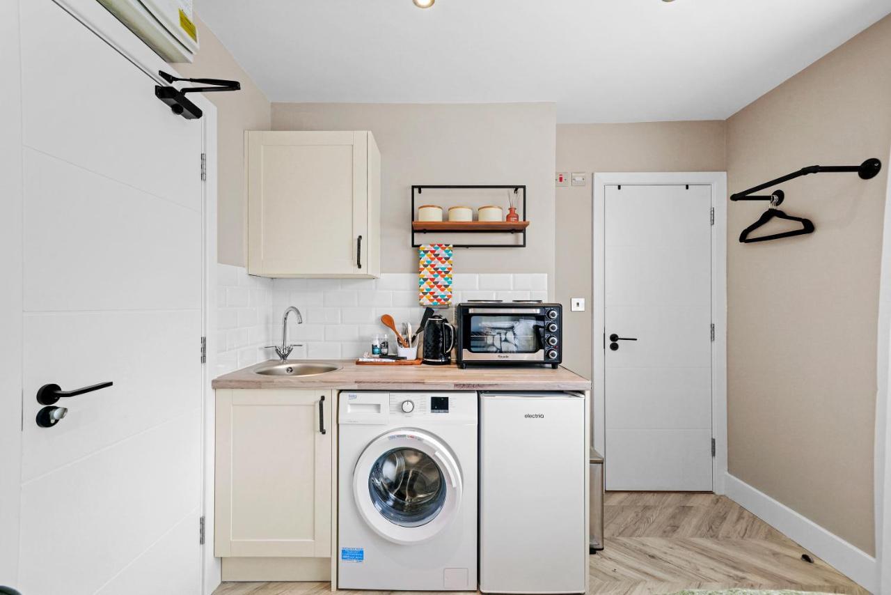 Boutique Heathrow Studio'S - Parking - Garden Apartment Harmondsworth Bagian luar foto