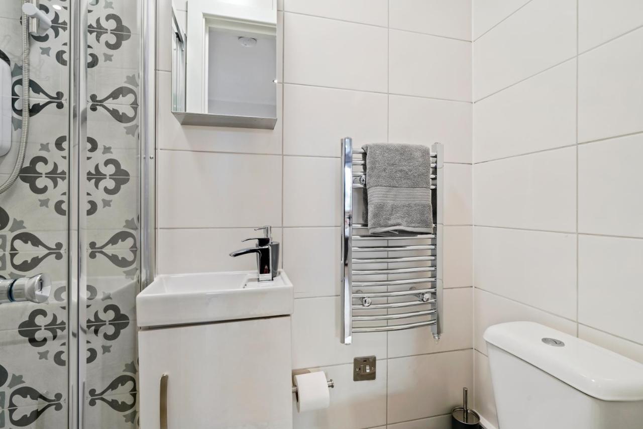 Boutique Heathrow Studio'S - Parking - Garden Apartment Harmondsworth Bagian luar foto
