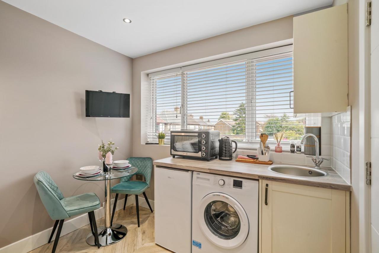 Boutique Heathrow Studio'S - Parking - Garden Apartment Harmondsworth Bagian luar foto