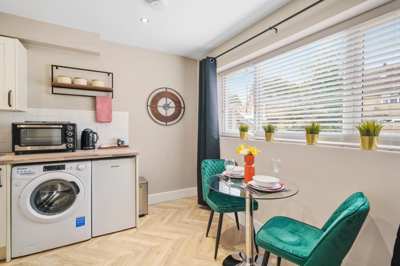 Boutique Heathrow Studio'S - Parking - Garden Apartment Harmondsworth Bagian luar foto