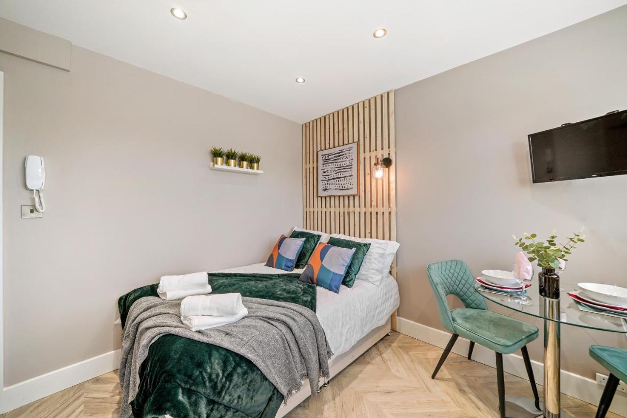 Boutique Heathrow Studio'S - Parking - Garden Apartment Harmondsworth Bagian luar foto