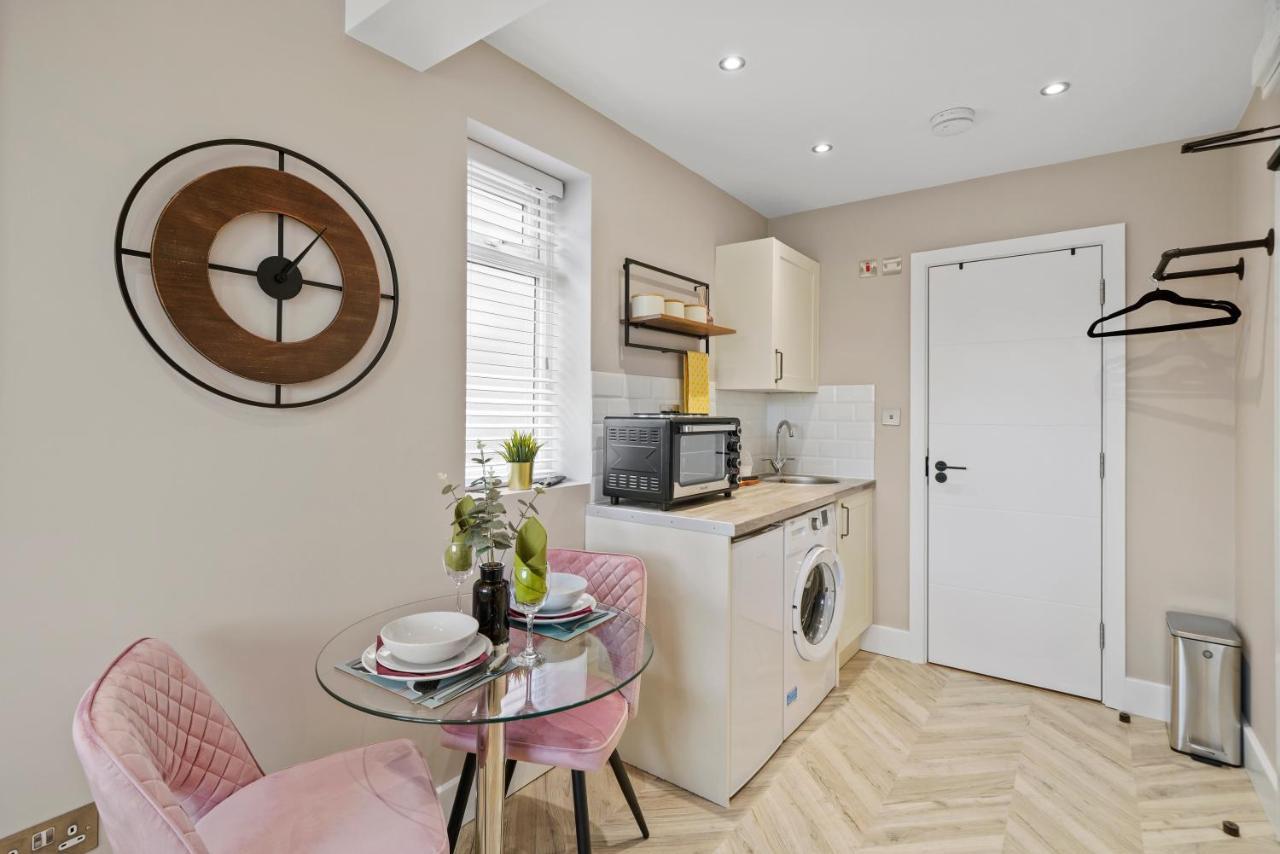 Boutique Heathrow Studio'S - Parking - Garden Apartment Harmondsworth Bagian luar foto