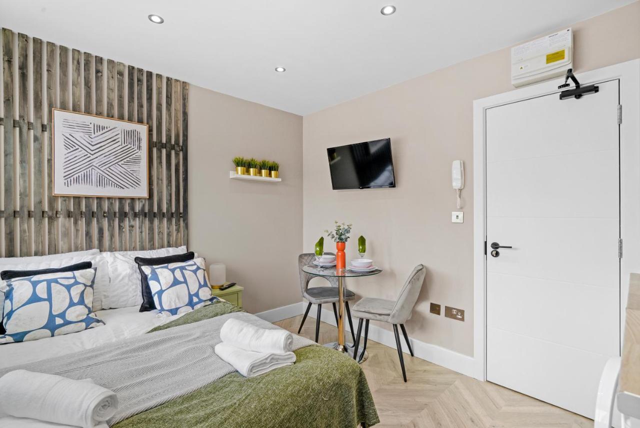 Boutique Heathrow Studio'S - Parking - Garden Apartment Harmondsworth Bagian luar foto