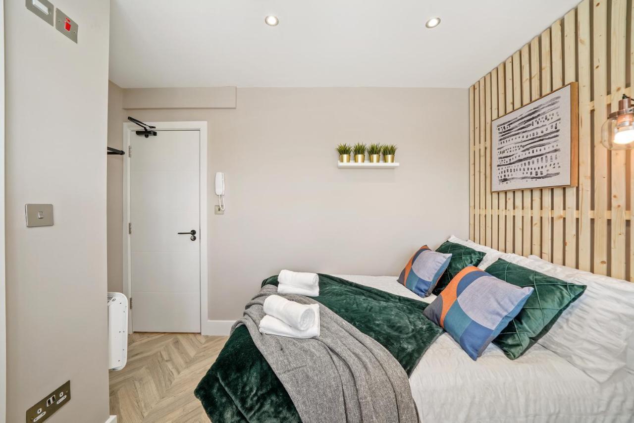 Boutique Heathrow Studio'S - Parking - Garden Apartment Harmondsworth Bagian luar foto