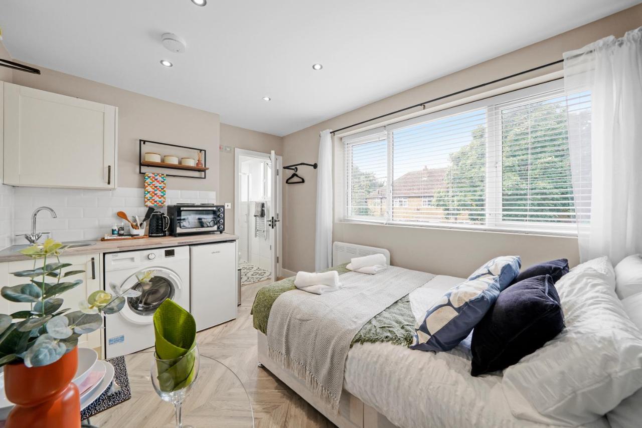 Boutique Heathrow Studio'S - Parking - Garden Apartment Harmondsworth Bagian luar foto