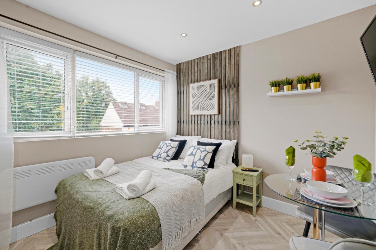 Boutique Heathrow Studio'S - Parking - Garden Apartment Harmondsworth Bagian luar foto