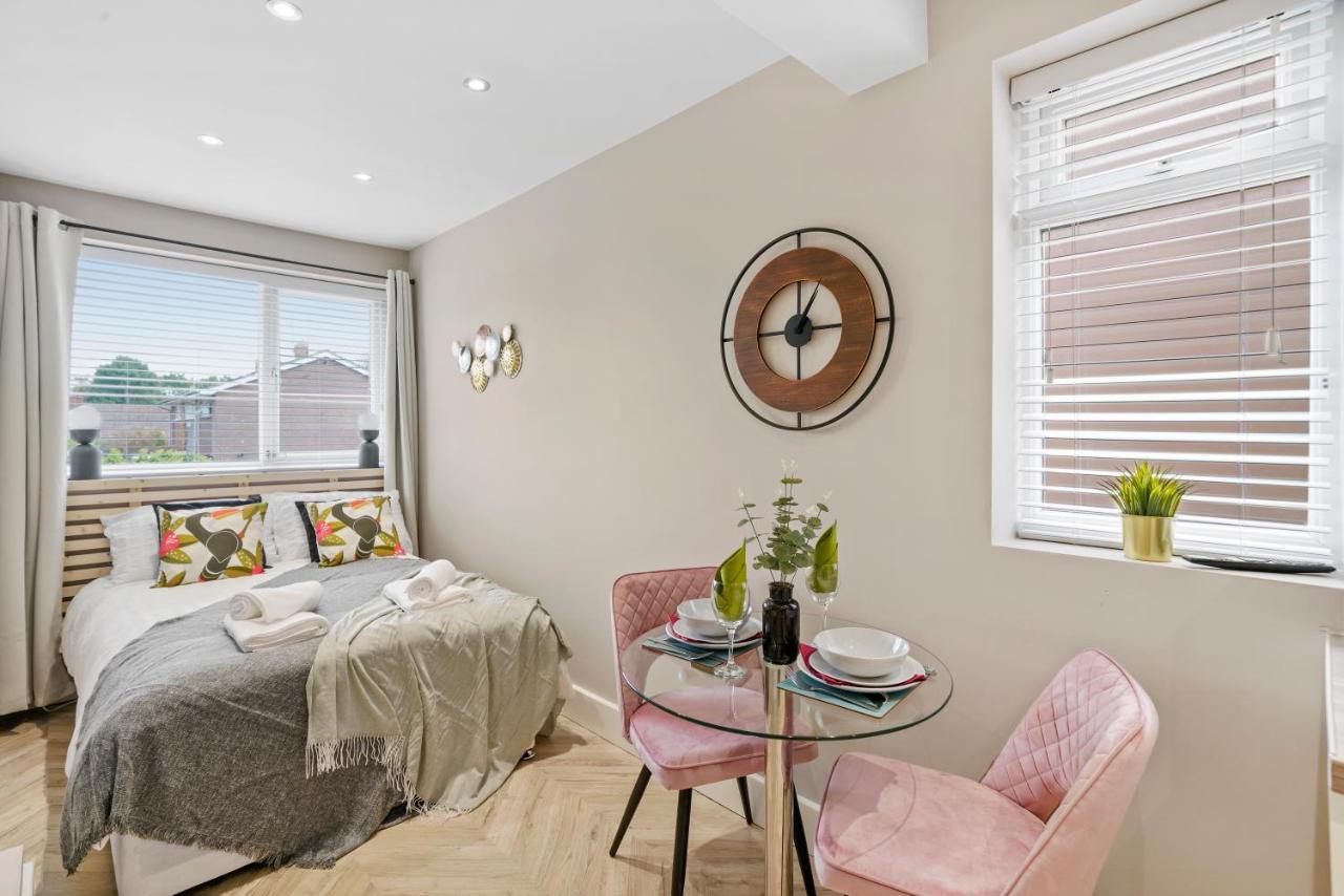 Boutique Heathrow Studio'S - Parking - Garden Apartment Harmondsworth Bagian luar foto